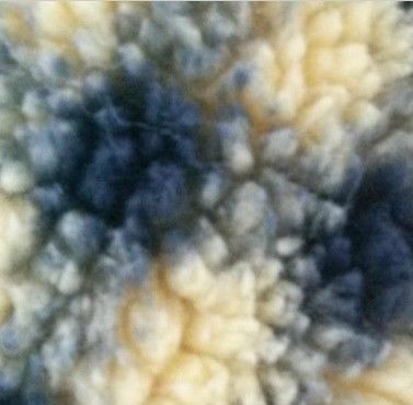 Experimente a suavidade e o calor do tecido de lã Sherpa 100% poliéster de 160 cm de largura