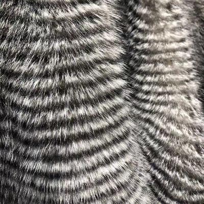 Material de frente 100% poliéster Tecidos de pele falsa para vestuário de inverno em várias densidades