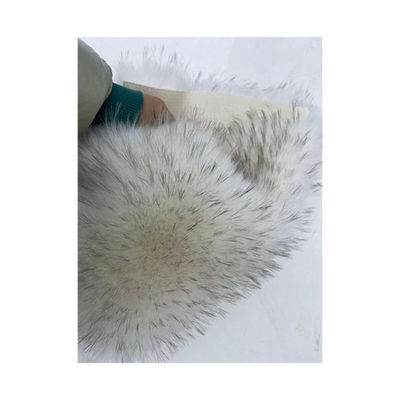 Tecido de pele branca com ponta preta tingida de cor pom